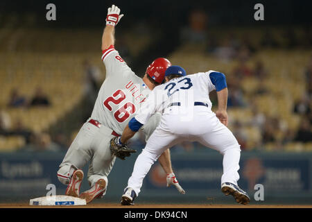 Le 8 août, 2011 - Los Angeles, Californie, États-Unis - le deuxième but des Phillies de Philadelphie Chase Utley # 26 est étiqueté par Los Angeles Dodgers de troisième but Casey Blake # 23 au cours de la partie de baseball de ligue majeure entre les Philadelphia Phillies et les Dodgers de Los Angeles au Dodger Stadium. (Crédit Image : © Brandon Parry/global/ZUMAPRESS.com) Southcreek Banque D'Images