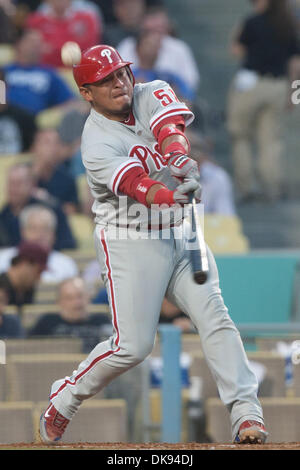 Le 8 août, 2011 - Los Angeles, Californie, États-Unis - Philadelphia Phillies catcher Carlos Ruiz # 51 conseils la balle pendant le jeu de la Ligue Majeure de Baseball entre les Philadelphia Phillies et les Dodgers de Los Angeles au Dodger Stadium. (Crédit Image : © Brandon Parry/global/ZUMAPRESS.com) Southcreek Banque D'Images