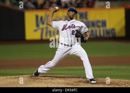 Le 8 août 2011 - Flushing, New York, États-Unis - New York Mets lanceur droitier Pedro Beato (27) emplacements contre les San Diego Padres dans la septième manche au Citi Field, rinçage, dans l'état de la Nouvelle York Mets défait les Padres de San Diego 9-8. (Crédit Image : © Debby Wong/ZUMAPRESS.com) Southcreek/mondial Banque D'Images