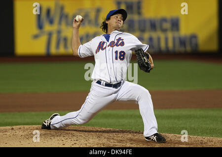 Le 8 août 2011 - Flushing, New York, États-Unis - New York Mets relief pitcher Ryota Igarashi (18) emplacements contre les San Diego Padres dans la huitième manche au Citi Field, rinçage, dans l'état de la Nouvelle York Mets défait les Padres de San Diego 9-8. (Crédit Image : © Debby Wong/ZUMAPRESS.com) Southcreek/mondial Banque D'Images