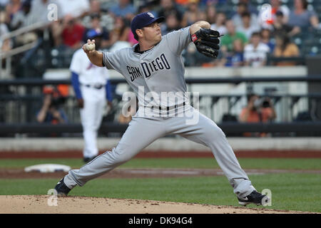 Le 8 août 2011 - Flushing, New York, UNITED STATES - San Diego Padres le lanceur partant Tim Stauffer (46) emplacements contre les Mets de New York en première manche au Citi Field, rinçage, dans l'état de la Nouvelle York Mets défait les Padres de San Diego 9-8. (Crédit Image : © Debby Wong/ZUMAPRESS.com) Southcreek/mondial Banque D'Images