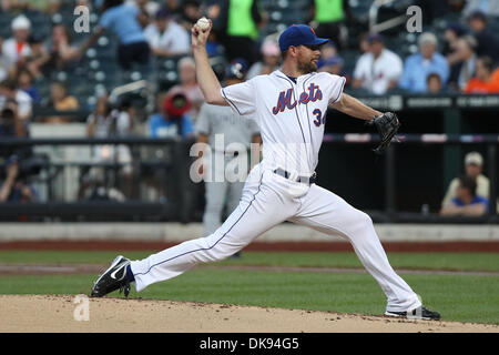 Le 8 août 2011 - Flushing, New York, États-Unis - New York Mets le lanceur partant Mike Pelfrey (34) emplacements contre les San Diego Padres dans la deuxième manche au Citi Field, rinçage, dans l'état de la Nouvelle York Mets défait les Padres de San Diego 9-8. (Crédit Image : © Debby Wong/ZUMAPRESS.com) Southcreek/mondial Banque D'Images