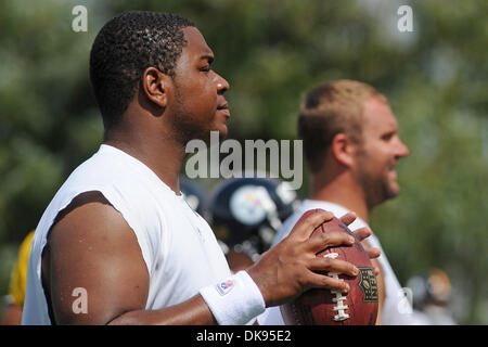 10 août 2011 - Latrobe, Pennsylvanie, États-Unis - Pittsburgh Steelers quarterback Byron Leftwich (4) et Pittsburgh Steelers quarterback Ben Roethlisberger (7) avant le début du camp d'entraînement à Saint Vincent College à Latrobe, PA. (Crédit Image : © Dean Beattie/global/ZUMAPRESS.com) Southcreek Banque D'Images