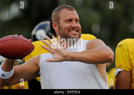 10 août 2011 - Latrobe, Pennsylvanie, États-Unis - Pittsburgh Steelers quarterback Ben Roethlisberger (7) Fissures un sourire tout en desserrant ses bras avant le début de l'époque camp d'entraînement à Saint Vincent College à Latrobe, PA. (Crédit Image : © Dean Beattie/global/ZUMAPRESS.com) Southcreek Banque D'Images