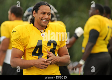 10 août 2011 - Latrobe, Pennsylvanie, États-Unis - Pittsburgh Steelers safety Troy Polamalu (43) attend pour commencer le jours camp d'entraînement à Saint Vincent College à Latrobe, PA. (Crédit Image : © Dean Beattie/global/ZUMAPRESS.com) Southcreek Banque D'Images