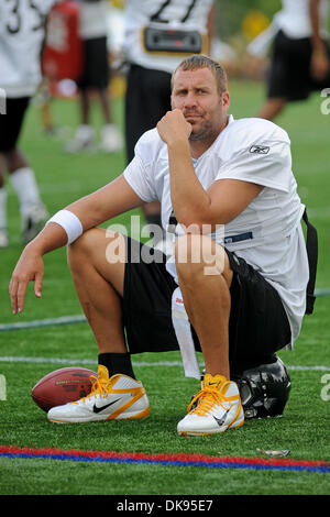 10 août 2011 - Latrobe, Pennsylvanie, États-Unis - Pittsburgh Steelers quarterback Ben Roethlisberger (7) se trouve à l'écart avant le début de l'époque camp d'entraînement à Saint Vincent College à Latrobe, PA. (Crédit Image : © Dean Beattie/global/ZUMAPRESS.com) Southcreek Banque D'Images