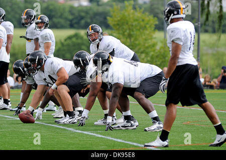 10 août 2011 - Latrobe, Pennsylvanie, États-Unis - Pittsburgh Steelers quarterback Charlie Batch (16) se met en centre au cours d'exercices pendant l'offensive du camp de formation au collège de St Vincent à Latrobe, PA. (Crédit Image : © Dean Beattie/global/ZUMAPRESS.com) Southcreek Banque D'Images