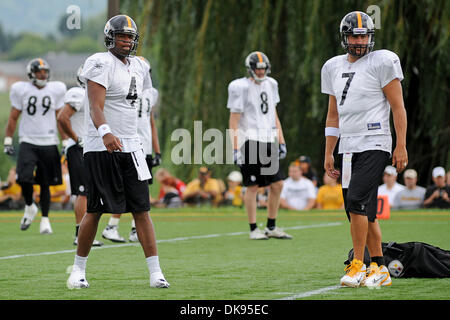 10 août 2011 - Latrobe, Pennsylvanie, États-Unis - Pittsburgh Steelers quarterback Byron Leftwich (4) et Pittsburgh Steelers quarterback Ben Roethlisberger (7) au cours de camp d'entraînement à Saint Vincent College à Latrobe, PA. (Crédit Image : © Dean Beattie/global/ZUMAPRESS.com) Southcreek Banque D'Images