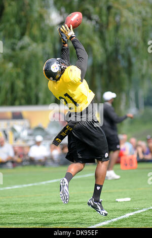 10 août 2011 - Latrobe, Pennsylvanie, États-Unis - Pittsburgh Steelers coffre Ryan Clark (25) (port numéro 21 sur la photo) fait une prise au cours de camp d'entraînement à Saint Vincent College à Latrobe, PA. (Crédit Image : © Dean Beattie/global/ZUMAPRESS.com) Southcreek Banque D'Images