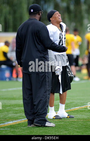 10 août 2011 - Latrobe, Pennsylvanie, États-Unis - Pittsburgh Steelers l'entraîneur-chef Mike Tomlin et Pittsburgh Steelers le receveur Hines Ward (86) rire, c'est au cours de camp d'entraînement à Saint Vincent College à Latrobe, PA. (Crédit Image : © Dean Beattie/global/ZUMAPRESS.com) Southcreek Banque D'Images