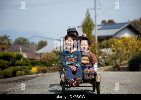 Les enfants japonais à la campagne Banque D'Images