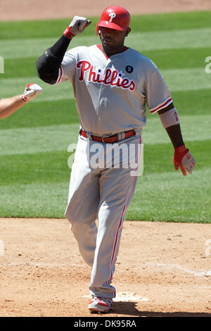 10 août 2011 - Los Angeles, Californie, États-Unis d'Amérique - le deuxième but des Phillies de Philadelphie Chase Utley (26) félicite le joueur de premier but des Phillies de Philadelphie Ryan Howard (6) Après Howard a frappé un home run run 2. Au cours d'un match entre les Phillies de Philadelphie, et les Dodgers de Los Angeles au Dodger Stadium. Les Phillies sont revenus d'un déficit de 6-0 pour vaincre les Dodg Banque D'Images