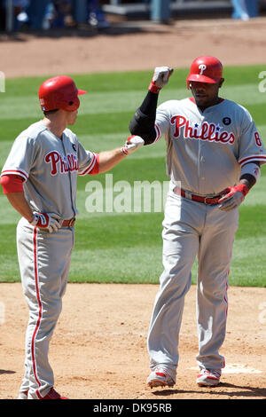 10 août 2011 - Los Angeles, Californie, États-Unis d'Amérique - le deuxième but des Phillies de Philadelphie Chase Utley (26) félicite le joueur de premier but des Phillies de Philadelphie Ryan Howard (6) Après Howard a frappé un home run run 2. Au cours d'un match entre les Phillies de Philadelphie, et les Dodgers de Los Angeles au Dodger Stadium. Les Phillies sont revenus d'un déficit de 6-0 pour vaincre les Dodg Banque D'Images