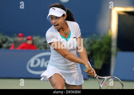 11 août 2011 - Toronto, Ontario, Canada - Chine's Jie Zheng en action durant le premier set de son match à la Coupe Rogers, a joué au Centre Rexall, à Toronto. Zheng a perdu en trois manches à Serena Williams 6-4, 3-6, 3-6 (Image Crédit : © Steve Southcreek Dormer/global/ZUMAPRESS.com) Banque D'Images