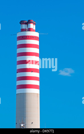 Rayée rouge et blanc haute cheminée d'une centrale Banque D'Images