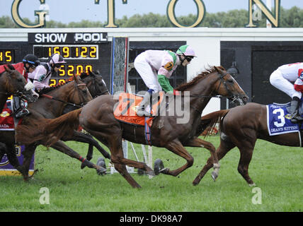 13 août 2011 - Arlington Heights, Illinois, É.-U. - Cape Blanco (no. 7), monté par Jamie Spencer et formés par Aidan O'Brien, gagne la 29e marche de l'Arlington Million de grade 1 Enjeux pour trois ans et au-dessus le 13 août 2011 à Arlington Park Arlington Heights, Illinois. (Crédit Image : © Bob Mayberger ZUMAPRESS.com)/Eclipse/ Banque D'Images