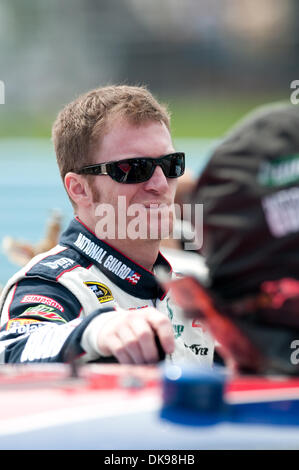 13 août 2011 - Watkins Glen, New York, États-Unis - pilote de NASCAR Sprint Cup Dale Earnhardt Jr. attend par sa garde nationale.AMP Energy Chevrolet numéro 88 voiture pour la séance de qualifications samedi pour l'Heluva bon ! Crème sure Dips au Glen (crédit Image : © Mark Konezny/ZUMAPRESS.com) Southcreek/mondial Banque D'Images