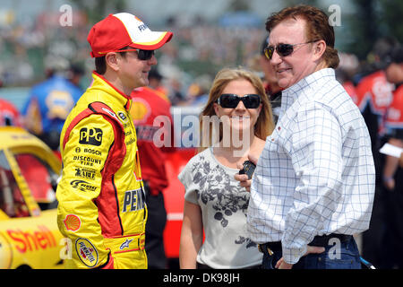 13 août 2011 - Watkins Glen, New York, États-Unis - Kurt Busch, conducteur de la (22) Shell/Pennzoil Dodge, des pourparlers avec le propriétaire de l'équipe NASCAR Richard Childress pendant les qualifications pour l'Heluva bon ! Crème sure Dips au Glen à Watkins Glen, NEW YORK. Kyle Bush a remporté la pôle avec une vitesse de 126,421. (Crédit Image : © Michael Johnson/ZUMAPRESS.com) Southcreek/mondial Banque D'Images