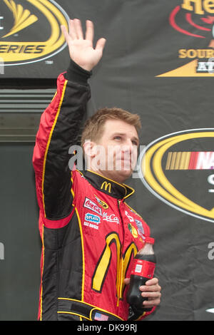 14 août 2011 - Watkins Glen, New York, États-Unis - pilote de NASCAR Sprint Cup Jamie McMurray du McDonald's Chevrolet numéro 1 voiture salue la foule lors de l'introduction du pilote pour l'Heluva bon ! Crème sure Dips au Glen à Watkins Glen, New York. (Crédit Image : © Mark Konezny/ZUMAPRESS.com) Southcreek/mondial Banque D'Images