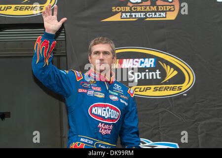 14 août 2011 - Watkins Glen, New York, États-Unis - NASCAR Sprint Cup Bobby Labonte pilote de la voiture numéro 47 Toyota CapitalIDPO salue la foule lors de l'introduction du pilote pour l'Heluva bon ! Crème sure Dips au Glen à Watkins Glen, New York. (Crédit Image : © Mark Konezny/ZUMAPRESS.com) Southcreek/mondial Banque D'Images