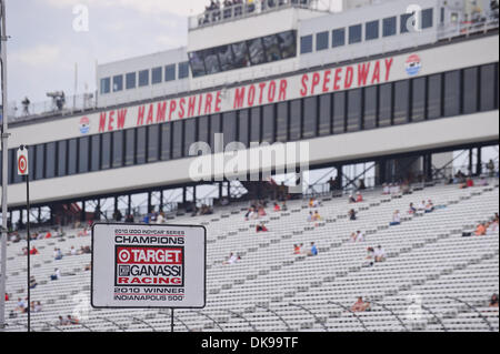 14 août 2011 - Loudon, New Hampshire, États-Unis - une cible Chip Ganassi Racing signer ci-dessous le New Hampshire Motor Speedway boîtes de luxe avant la MoveThatBlock.com 225. (Crédit Image : © Geoff Bolte/ZUMAPRESS.com) Southcreek/mondial Banque D'Images