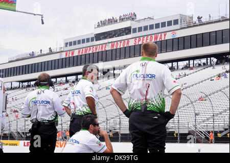 14 août 2011 - Loudon, New Hampshire, États-Unis - l'assainissement Air Energy pit crew montres l'onduleur avant l'MoveThatBlock.com 225 au New Hampshire Motor Speedway. (Crédit Image : © Geoff Bolte/ZUMAPRESS.com) Southcreek/mondial Banque D'Images