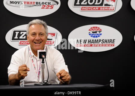 14 août 2011 - Loudon, New Hampshire, États-Unis - Ex rouge Sox shortstop Rico Petrocelli parle aux médias avant l'MoveThatBlock.com 225 au New Hampshire Motor Speedway. (Crédit Image : © Geoff Bolte/ZUMAPRESS.com) Southcreek/mondial Banque D'Images