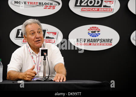 14 août 2011 - Loudon, New Hampshire, États-Unis - Ex rouge Sox shortstop Rico Petrocelli parle aux médias avant l'MoveThatBlock.com 225 au New Hampshire Motor Speedway. (Crédit Image : © Geoff Bolte/ZUMAPRESS.com) Southcreek/mondial Banque D'Images