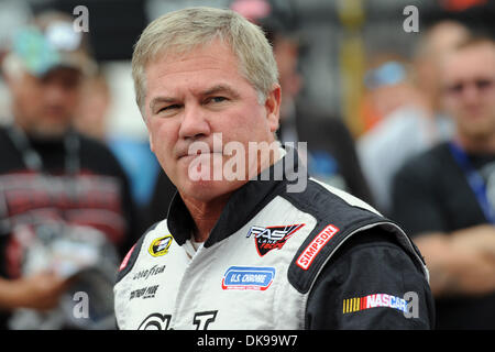 14 août 2011 - Watkins Glen, New York, États-Unis - Terry Labonte, conducteur de la (38) Long John Silver's Ford, promenades à la scène pour l'introduction du pilote pour l'Heluva bon ! Crème sure Dips au Glen à Watkins Glen, NEW YORK. La course a été reportée en raison de la pluie. (Crédit Image : © Michael Johnson/ZUMAPRESS.com) Southcreek/mondial Banque D'Images