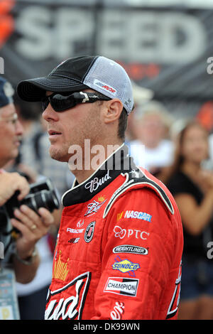 14 août 2011 - Watkins Glen, New York, États-Unis - Kevin Harvick, conducteur de la (29) Chevrolet Budweiser, promenades à la scène pour l'introduction du pilote pour l'Heluva bon ! Crème sure Dips au Glen à Watkins Glen, NEW YORK. La course a été reportée en raison de la pluie. (Crédit Image : © Michael Johnson/ZUMAPRESS.com) Southcreek/mondial Banque D'Images