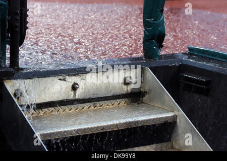 14 août 2011 - Cleveland, Ohio, États-Unis - l'eau de pluie se déverse dans la troisième fosse photo de base pendant la rain delay. Les Indians de Cleveland le plomb 1-0 Twins de Minnesota, dans le haut de la troisième d'un Rain Delay au Progressive Field de Cleveland, Ohio. (Crédit Image : © Frank Jansky/global/ZUMAPRESS.com) Southcreek Banque D'Images