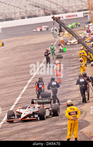 14 août 2011 - Loudon, New Hampshire, États-Unis - JR Hildebrand conduisant la garde nationale # 4 quitte son stand fort pendant l'MoveThatBlock.com 225 au New Hampshire Motor Speedway. (Crédit Image : © Geoff Bolte/ZUMAPRESS.com) Southcreek/mondial Banque D'Images