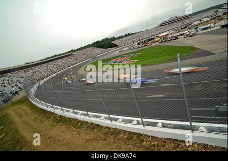 14 août 2011 - Loudon, New Hampshire, États-Unis - les voitures Indy sortie tourner à 2 225 au cours du MoveThatBlock.com au New Hampshire Motor Speedway. (Crédit Image : Â© Geoff Bolte/ZUMAPRESS.com) Southcreek/mondial Banque D'Images