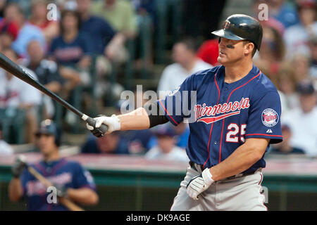 14 août 2011 - Cleveland, Ohio, États-Unis - Minnesota frappeur désigné Jim Thome (25) au bâton lors de la deuxième manche contre Cleveland. Le jeu a été reporté par la pluie dans la troisième manche avec Cleveland menant au Minnesota 1-0 au Progressive Field de Cleveland, Ohio. (Crédit Image : © Frank Jansky/global/ZUMAPRESS.com) Southcreek Banque D'Images