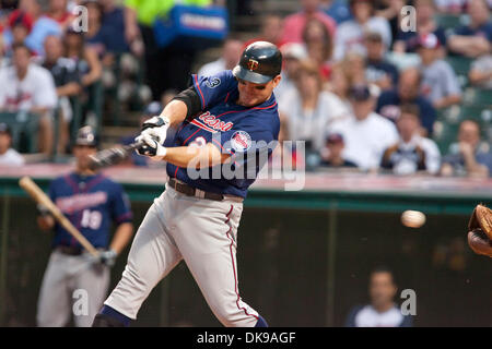 14 août 2011 - Cleveland, Ohio, États-Unis - Minnesota frappeur désigné Jim Thome (25) balançoires et justesse au cours de la deuxième manche contre Cleveland. Le jeu a été reporté par la pluie dans la troisième manche avec Cleveland menant au Minnesota 1-0 au Progressive Field de Cleveland, Ohio. (Crédit Image : © Frank Jansky/global/ZUMAPRESS.com) Southcreek Banque D'Images