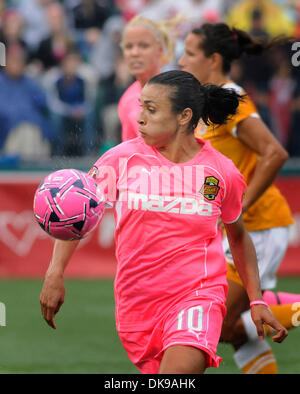 14 août 2011 : Western New York Flash défait l'Atlanta a battu 2-0 à Sahlen's Stadium à Rochester, NY dans un Women's Professional Soccer (WPS) se rencontreront. Western New York Flash forward Marta (10) dans l'action tout en jouant de l'Atlanta Beat.(Image Crédit : © Alan Schwartz/Cal/ZUMAPRESS.com) Media Sport Banque D'Images