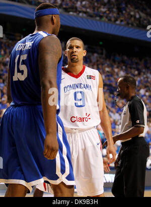 15 août 2011 - Lexington, Kentucky, USA - Francisco Garcia, 9, et DeMarcus Cousins échangé quelques consulté après le contact, comme John Calipari en République dominicaine de l'équipe nationale a joué contre une équipe d'anciens joueurs du Royaume-Uni qui sont maintenant des professionnels à Rupp Arena, le lundi 15 août 2011 à Lexington, KY. Photo par Mark Cornelison | Personnel (crédit Image : © Lexington Herald-Leader/ZUMAPRESS.co Banque D'Images