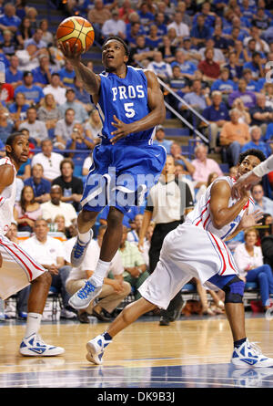 15 août 2011 - Lexington, Kentucky, USA - Eric Bledsoe est allé dans la voie d'un layup comme John Calipari en République dominicaine de l'équipe nationale a joué contre une équipe d'anciens joueurs du Royaume-Uni qui sont maintenant des professionnels à Rupp Arena, le lundi 15 août 2011 à Lexington, KY. Photo par Mark Cornelison | Personnel (crédit Image : © Lexington Herald-Leader/ZUMAPRESS.com) Banque D'Images