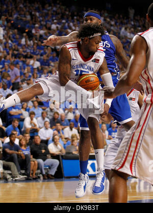 15 août 2011 - Lexington, Kentucky, USA - Jack MIchael Martinez, 15, tiré vers le bas l'un de ses 16 rebonds comme John Calipari en République dominicaine de l'équipe nationale a battu une équipe d'anciens joueurs du Royaume-Uni qui sont aujourd'hui professionnels 106-88 à Rupp Arena, le lundi 15 août 2011 à Lexington, KY. Photo par Mark Cornelison | Personnel (crédit Image : © Lexington Herald-Leader/ZUMAPRESS.com) Banque D'Images