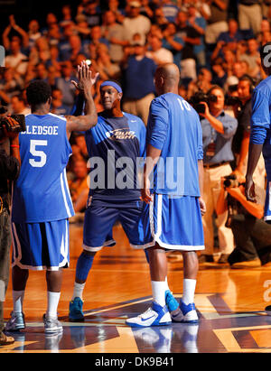 15 août 2011 - Lexington, Kentucky, USA - Rajon Rondo, haute fived Eric Bledsoe et Keith Frobichait comme John Calipari en République dominicaine de l'équipe nationale a joué contre une équipe d'anciens joueurs du Royaume-Uni qui sont maintenant des professionnels à Rupp Arena, le lundi 15 août 2011 à Lexington, KY. Photo par Mark Cornelison | Personnel (crédit Image : © Lexington Herald-Leader/ZUMAPRESS.com) Banque D'Images