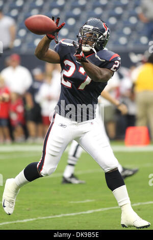 15 août 2011 - Houston, Texas, États-Unis - Houston Texans tournant retour Chris Ogbonnaya(27) demande de la pratique avant le jeu. Défait les Texans de Houston New York Jets 20-16 au Reliant Stadium de Houston au Texas. (Crédit Image : © Luis Leyva/ZUMAPRESS.com) Southcreek/mondial Banque D'Images