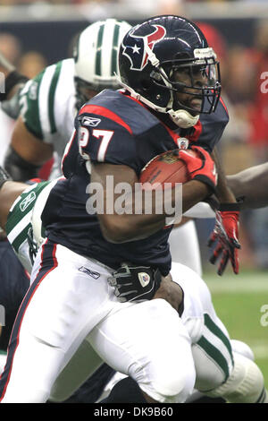 15 août 2011 - Houston, Texas, États-Unis - Houston Texans tournant retour Chris Ogbonnaya(27) prend le relais et trouve un trou. Défait les Texans de Houston New York Jets 20-16 au Reliant Stadium de Houston au Texas. (Crédit Image : © Luis Leyva/ZUMAPRESS.com) Southcreek/mondial Banque D'Images