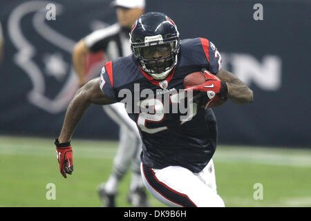 15 août 2011 - Houston, Texas, États-Unis - Houston Texans tournant retour Chris Ogbonnaya(27) court dans la gauche-côté. Défait les Texans de Houston New York Jets 20-16 au Reliant Stadium de Houston au Texas. (Crédit Image : © Luis Leyva/ZUMAPRESS.com) Southcreek/mondial Banque D'Images