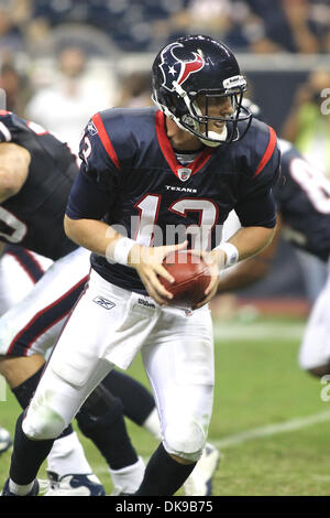 15 août 2011 - Houston, Texas, États-Unis - Houston Texans QB TJ Yates(13) Les mains sur la balle. Défait les Texans de Houston New York Jets 20-16 au Reliant Stadium de Houston au Texas. (Crédit Image : © Luis Leyva/ZUMAPRESS.com) Southcreek/mondial Banque D'Images