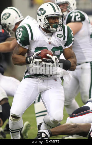 15 août 2011 - Houston, Texas, États-Unis - New York Jets Julian évoluait Posey(32) rinning la balle. Défait les Texans de Houston New York Jets 20-16 au Reliant Stadium de Houston au Texas. (Crédit Image : © Luis Leyva/ZUMAPRESS.com) Southcreek/mondial Banque D'Images