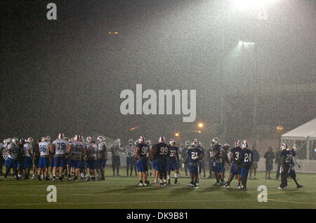 15 août 2011 - Webster, New York, États-Unis - les Bills de Buffalo à la pratique durant une averse de pluie au camp d'entraînement à Saint John Fisher College à Pittsford, New York. (Crédit Image : © Mark Konezny/ZUMAPRESS.com) Southcreek/mondial Banque D'Images