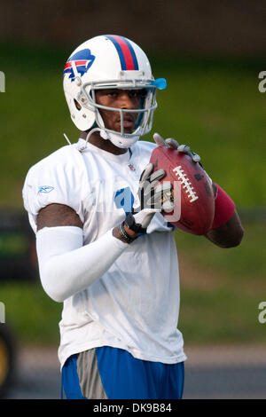 15 août 2011 - Webster, New York, États-Unis - Buffalo Bills wide receiver Steve Johnson (# 13) capture un col à camp d'entraînement à Saint John Fisher College à Pittsford, New York. (Crédit Image : © Mark Konezny/ZUMAPRESS.com) Southcreek/mondial Banque D'Images