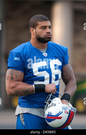 15 août 2011 - Webster, New York, États-Unis - Buffalo Bills linebacker Caporale Shawne Merriman (# 56) sur le terrain au cours de camp d'entraînement à Saint John Fisher College à Pittsford, New York. (Crédit Image : © Mark Konezny/ZUMAPRESS.com) Southcreek/mondial Banque D'Images