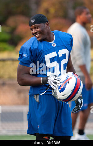 15 août 2011 - Webster, New York, États-Unis - Buffalo Bills linebacker Arther douves (# 52) sur le terrain au cours de camp d'entraînement à Saint John Fisher College à Pittsford, New York. (Crédit Image : © Mark Konezny/ZUMAPRESS.com) Southcreek/mondial Banque D'Images