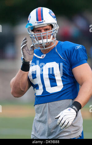 15 août 2011 - Webster, New York, États-Unis - Buffalo Bills secondeur Chris Kelsay (# 90) sur le terrain en camp d'entraînement à Saint John Fisher College à Pittsford, New York. (Crédit Image : © Mark Konezny/ZUMAPRESS.com) Southcreek/mondial Banque D'Images